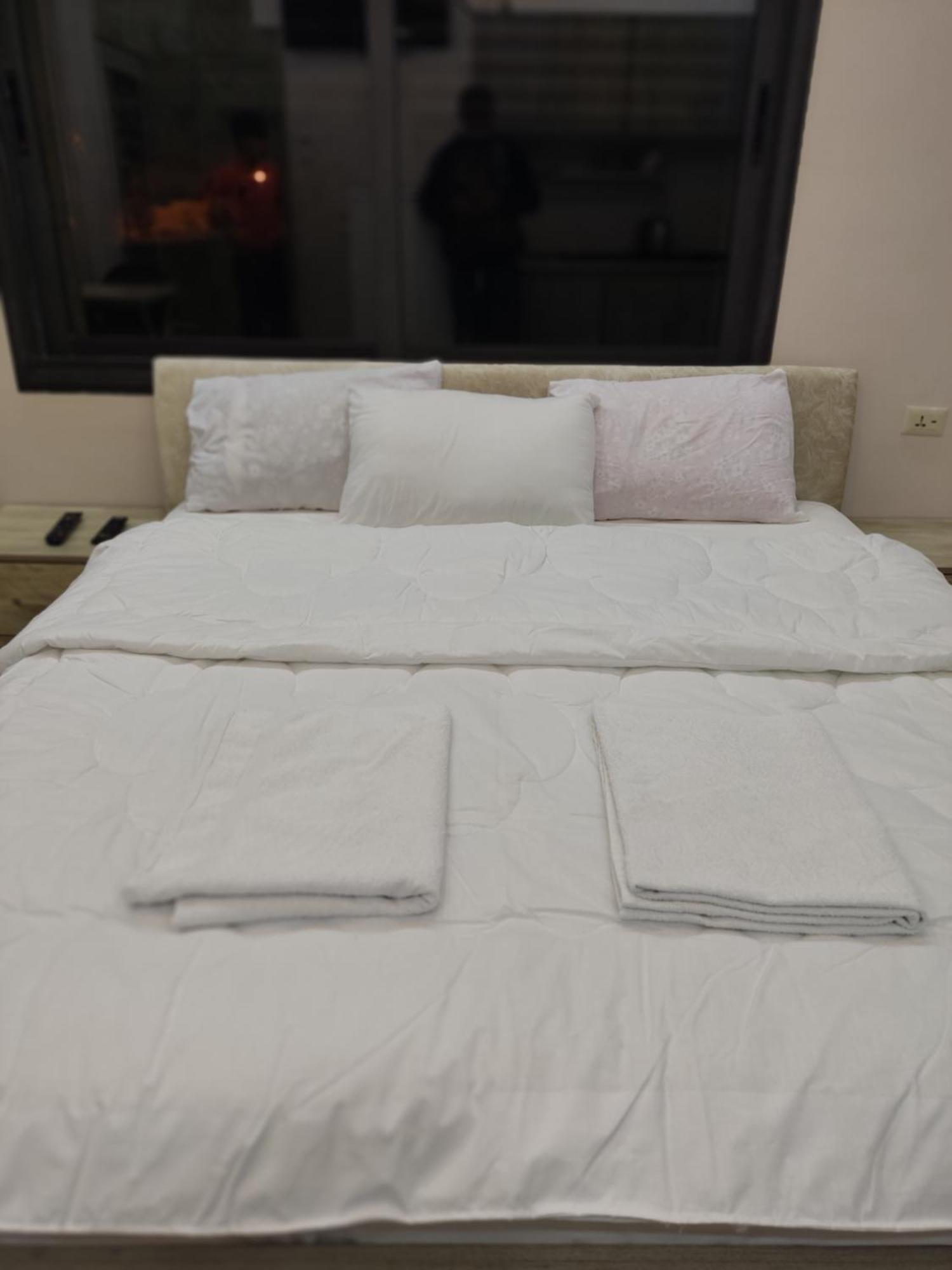 Lotus Housing For Furnished Apartments 제라시 객실 사진