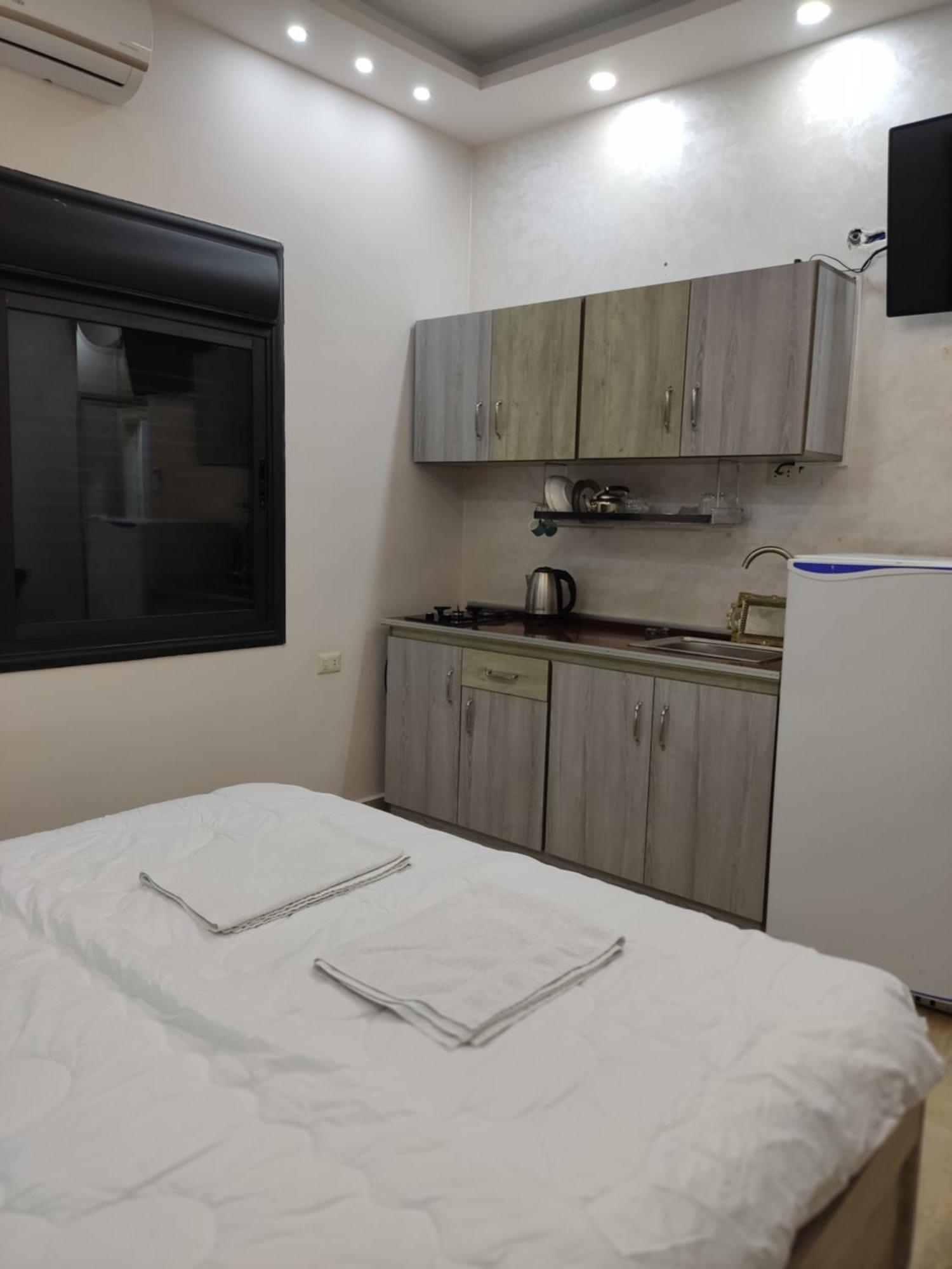 Lotus Housing For Furnished Apartments 제라시 객실 사진