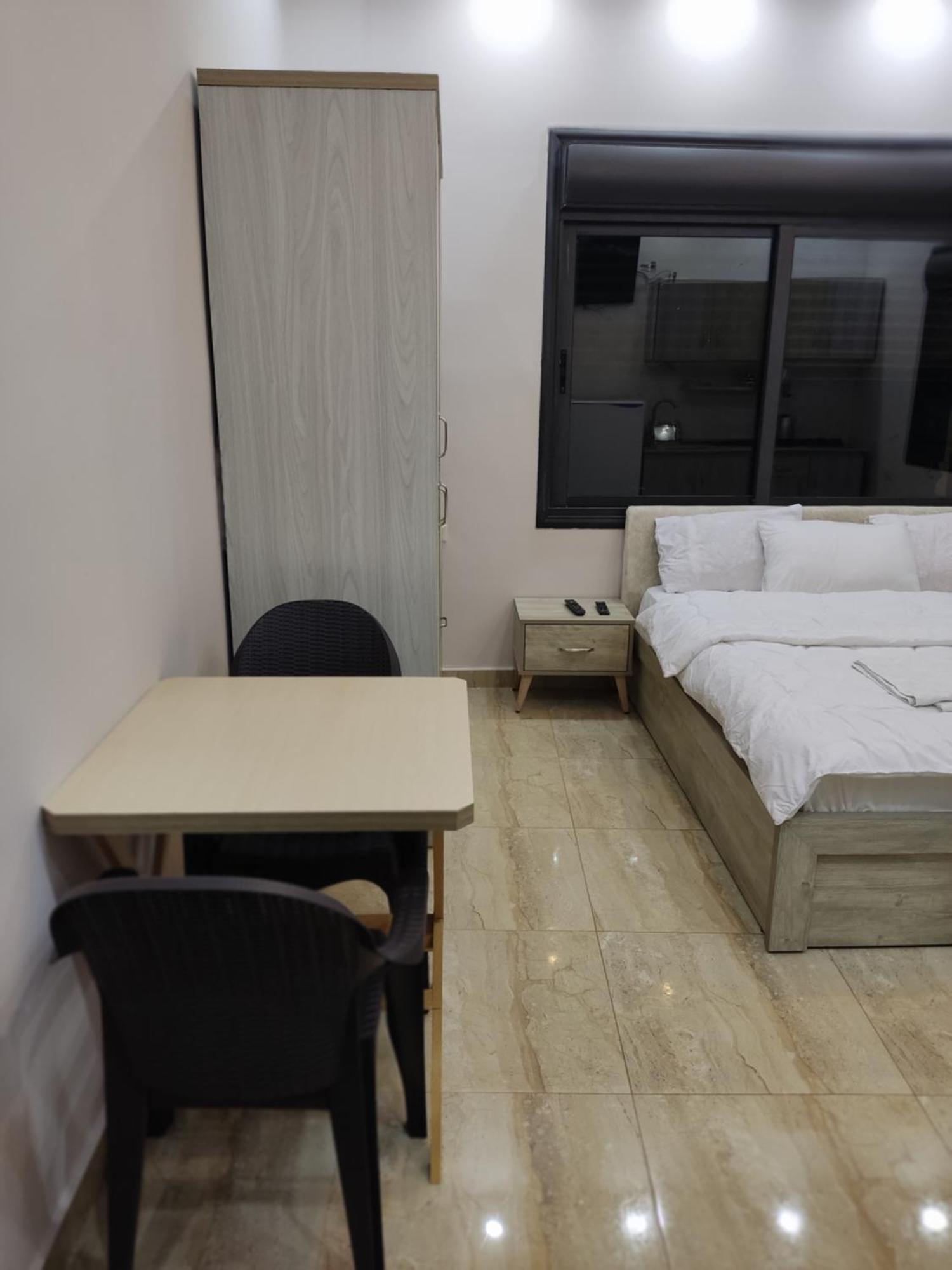 Lotus Housing For Furnished Apartments 제라시 객실 사진