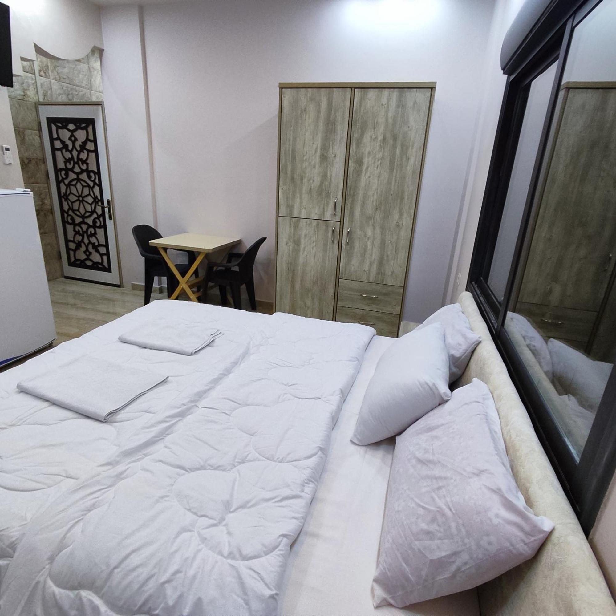 Lotus Housing For Furnished Apartments 제라시 객실 사진